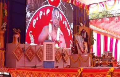 हजारो भाविकांच्या उपस्थितीत जगद्गुरु नरेंद्राचार्यजी महाराजांचा प्रवचन आणि दर्शन सोहळा उत्साहात