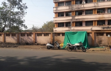 प्रशासकीय इमारतीजवळील अतिक्रमणे हटवली