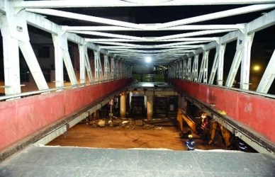 ‘सीएसएमटी’स्थानकाला जोडणारा पूल कोसळून ६ मृत्युमुखी, ३० जखमी