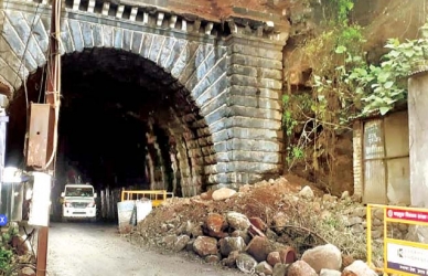 दरडी कोसळण्याच्या भितीने बोगद्यात वाहतुकीचा खोळंबा 