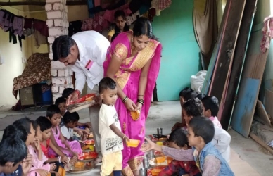 अनाथांना घास भरवून केंडे परिवाराने साजरा केला मुलाचा वाढदिवस