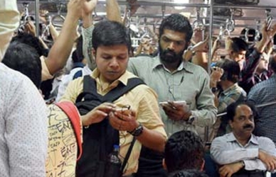 मध्य रेल्वेच्या प्रवाशांना लोकल ट्रेनमध्येच मिळणार फ्री वायफाय