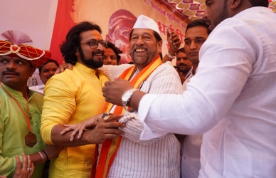 अमोल कोल्हे आणि आढळराव पाटील एकाच व्यासपीठावर, गिरीश बापटांनी घेतली गळाभेट