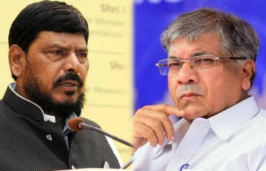 सभेला होणाऱ्या गर्दीचे रुपांतर मतांमध्ये होणार का?, आठवलेंचा प्रकाश आंबेडकरांना चिमटा