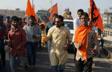 प्रचारासाठी निघालेले डॉ. अमोल कोल्हे शिवज्योत रॅली दिसताच थांबले, आणि…