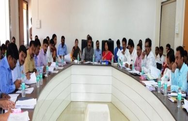 पालकमंत्र्यांनी घेतला जिल्ह्यातील टंचाईचा आढावा