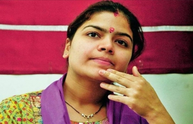 तेव्हा पूनम महाजन गांधारी झाल्या होत्या का?, शरद पवारांच्या नातवाचे टीकास्त्र