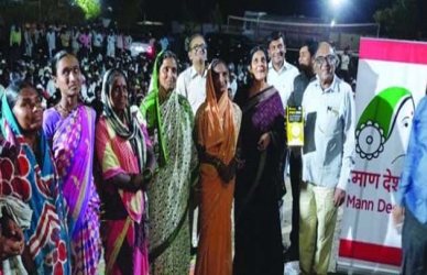 चारा छावणीमध्ये मुक्कामास असणार्‍या शेतकर्‍याना गोदरेज कंपनीच्या फ़ंडातून सोलर दिव्यांचे वाटप