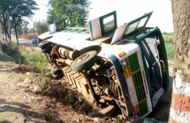 शिवडे येथे एशियाड बस पलटी, आठ जण जखमी